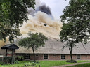 De brand in De Bowlingboerderij gaat gepaard met een enorme rookontwikkeling.