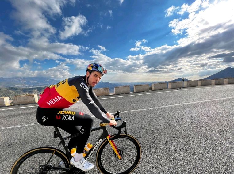 Wout van Aert aan het werk op stage in Spanje. Beeld RV