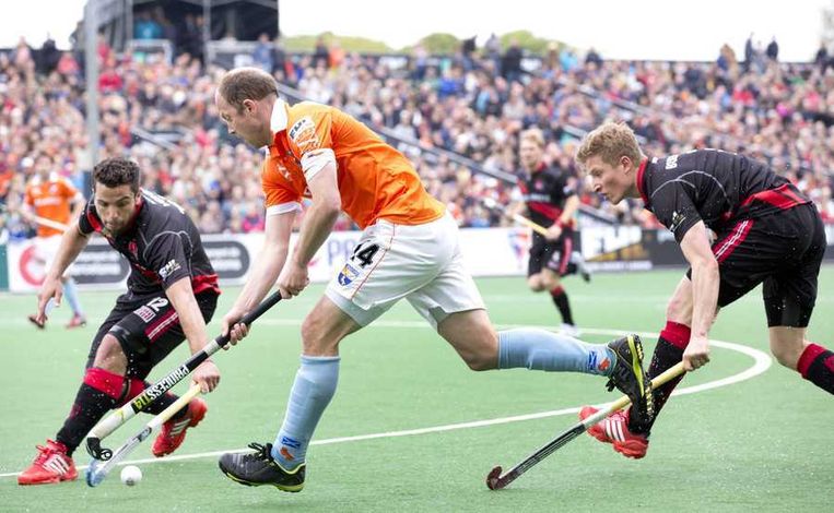 Jan Willem Buissant (rechts) tijdens de Euro Hockey League tegen Bloemendaal. Teun de Nooijer (midden) loopt af op Valentin Verga. Beeld anp