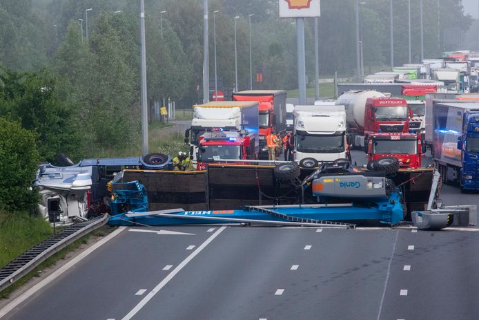 De gekantelde vrachtwagen verspert de volledige E40 in Wetteren