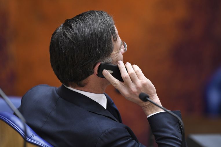 Sms’jes wissen uit ruimtegebrek? Hoe oud is de Nokia van Mark Rutte eigenlijk?