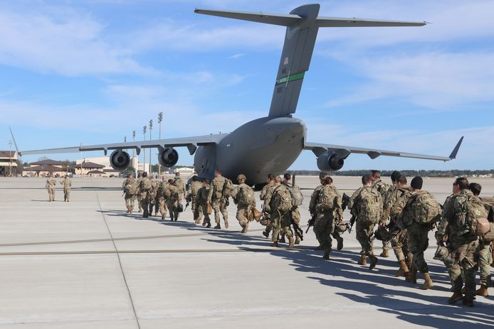 Amerikaanse militairen vertrekken op de luchtmachtbasis Pope Army Airfield in de staat North Carolina.