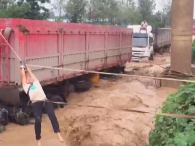 VIDEO. Overstromingen in China sleuren alles mee wat op hun pad ligt. Zelfs vrachtwagens