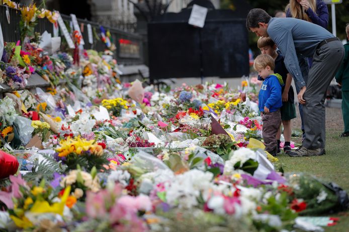 Bloemen voor de slachtoffers van de aanslag op een moskee in het Nieuw-Zeelandse Christchurch.