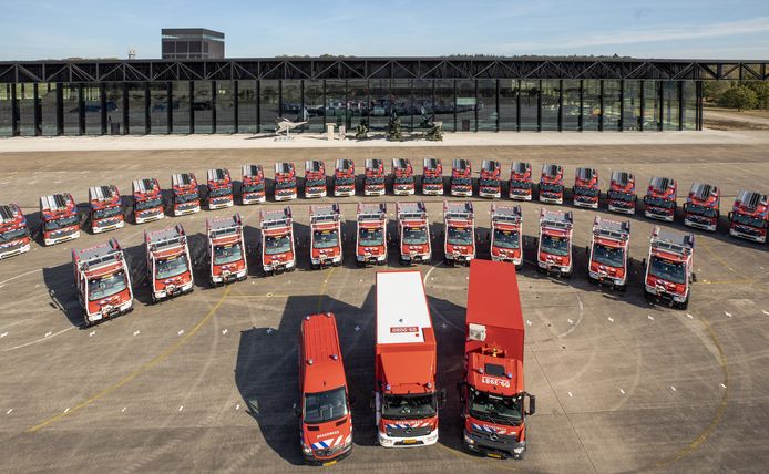 De Veiligheidsregio Utrecht presenteerde eind vorig jaar het nieuw aangekochte materiaal. Veertig tankautospuiten en bosbrandweerwagens stonden opgesteld voor het Nationaal Militair Museum op de voormalige vliegbasis Soesterberg.