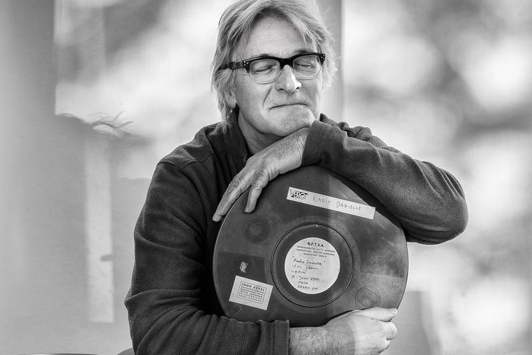 John Appel met in zijn handen zijn examenfilm van de filmacademie. Beeld Jorgen Caris