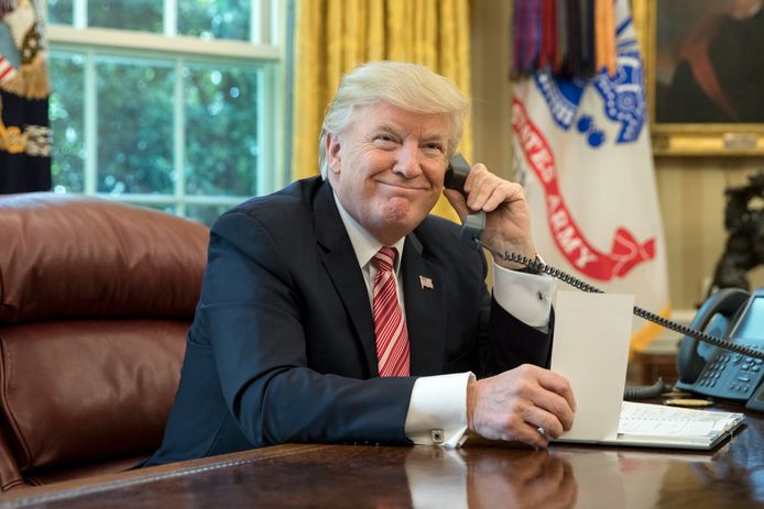 De president zou door zijn team steeds zwaarder onder druk gezet worden om de veilige telefoonverbindingen van het Witte Huis vaker te gebruiken.