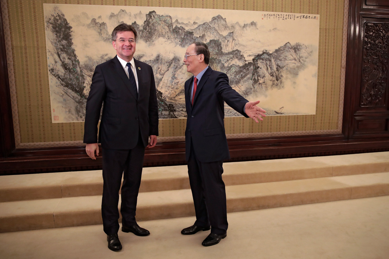 Miroslav Lajcak van de VN samen met de Chinese vicepresident Wang Qishan.