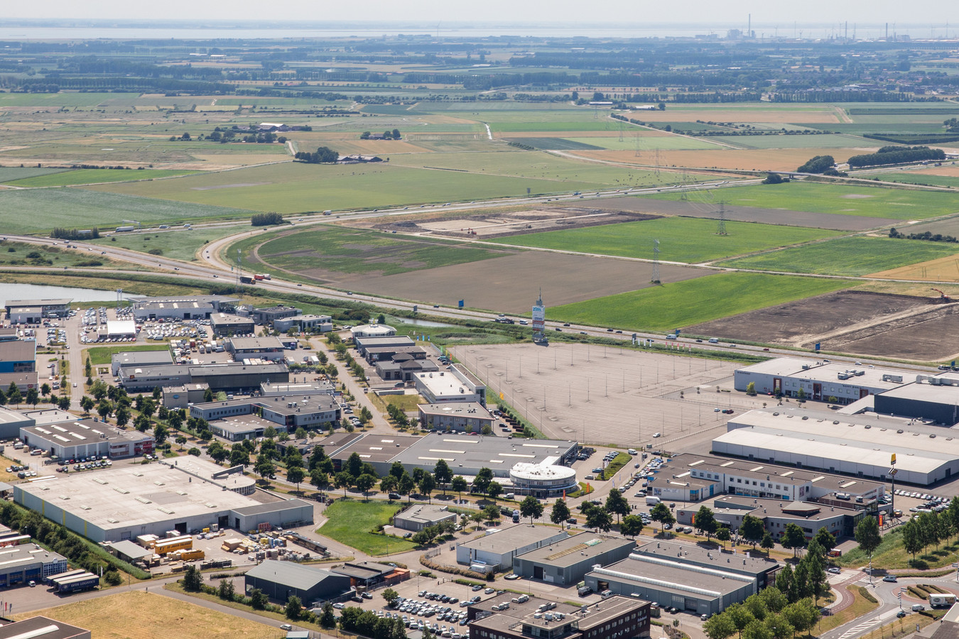 Het huidige bedrijventerrein De Poel met rechtsboven het terrein voor het nieuwe bedrijvenpark Deltaweg