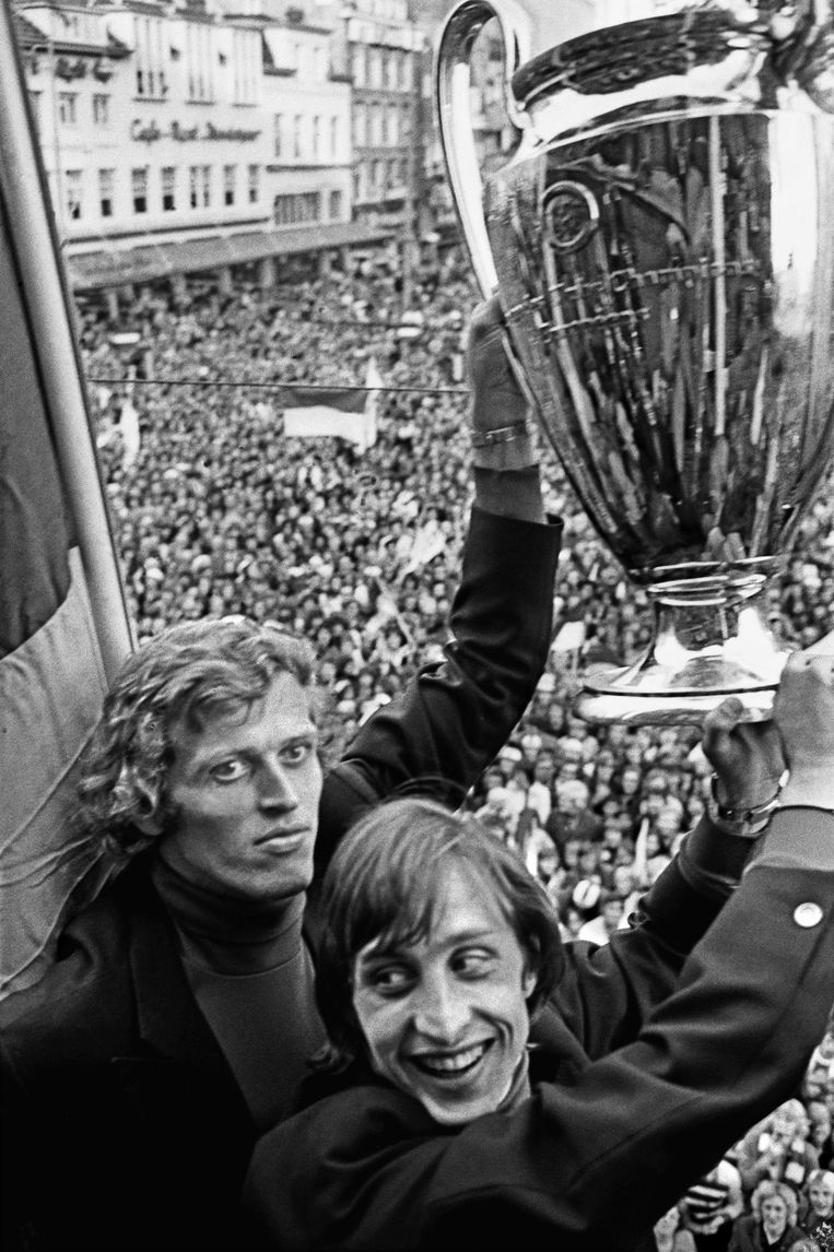 1972: Piet Keizer en Johan Cruijff met de Europa­cup I op het Leidseplein Beeld ANP