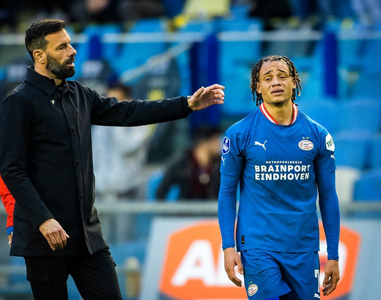 PSV coach Ruud van Nistelrooij troost Xavi Simons na afloop van de  wedstrijd tegen Vitesse en PSV.
 Beeld Jiri Büller / de Volkskrant