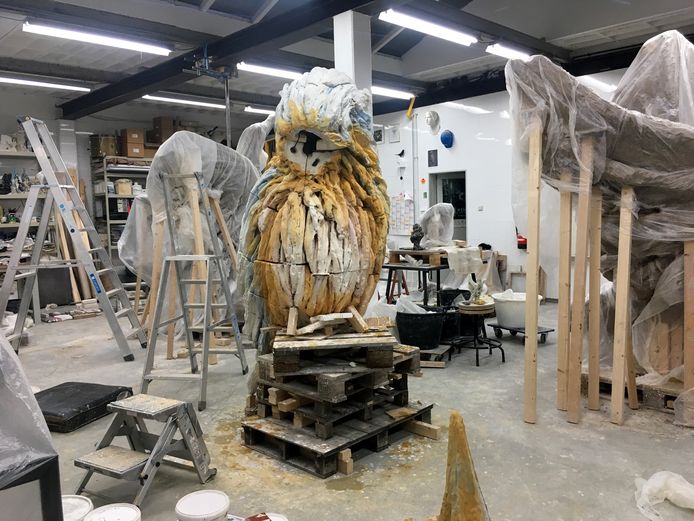 Een van de reusachtige sculpturen in de maak, enkele maanden geleden.