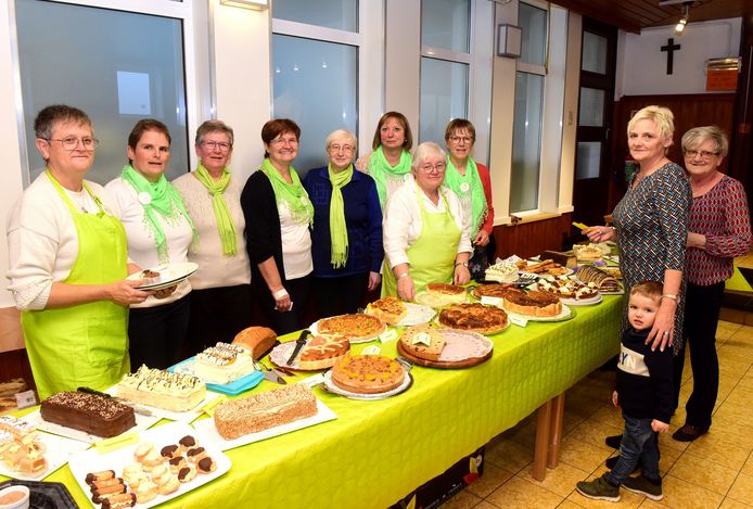 Lieve (achterste rij tweede van rechts) bakte 25 van de 40 taarten