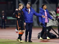 Louis van Gaal neemt het op voor bekritiseerde Frenkie de Jong: ‘De geschiedenis herhaalt zich’