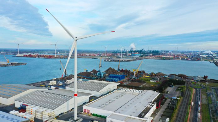Het windpark in de haven breidt verder uit. Onder meer bij DEME en AET is de bouw gestart van nieuwe turbines.