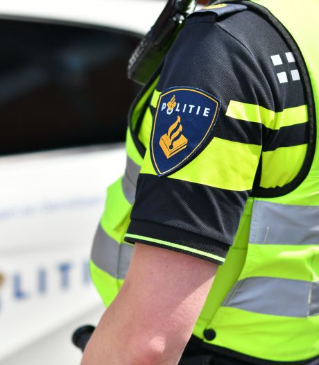 Agressieve dief mishandelt agent en winkelmedewerker in Tilburg, gooit met fiets en probeert wapen te stelen