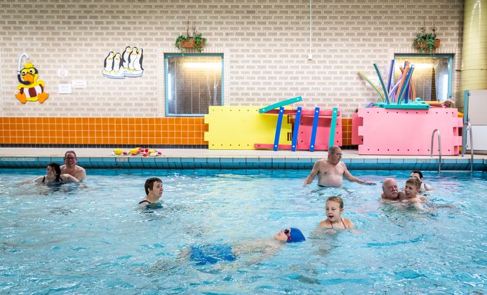 Leden van zwemclub 't Zeepaardje genieten van hun wekelijkse zwemuurtje.