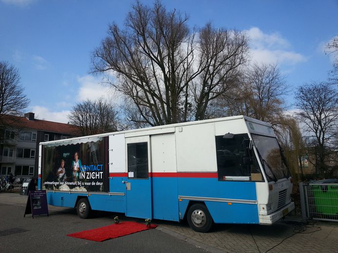 De bus waarmee Contact in Zicht in 2015 op pad ging. De club is op zoek naar een soortgelijke bus.