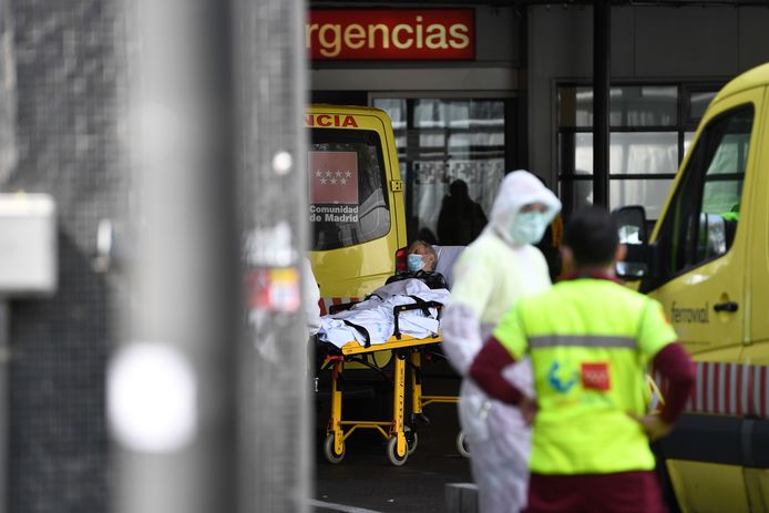 Een man wordt naar het La Paz-ziekenhuis in Madrid gebracht.