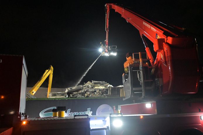 Brand tussen stapels ijzer in Breda.