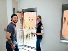 Brian (25) en Lisa (22) wonen met vluchtelingen en voormalig daklozen in Nieuwegein: ‘Mensen uit hun schulp helpen’