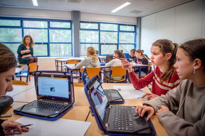 Leerlingen op het Maaswaal College aan de Veenseweg in Wijchen.