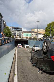 Het is wéér raak in de Willemstunnel in Arnhem: auto slaat over de kop