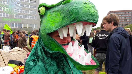 Dinosaurus bij Klimaatmars Wageningen
