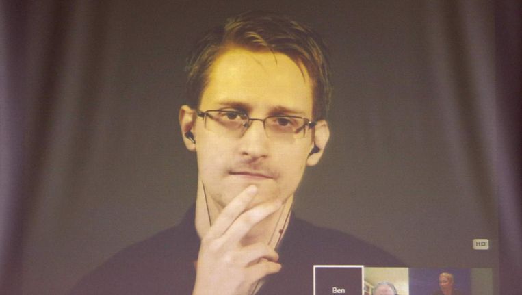Edward Snowden op een videoscherm tijdens een bijeenkomst over klokkenluiders in Straatsburg in juni. Beeld reuters