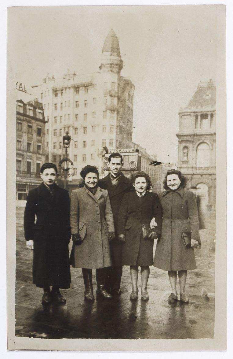 Regina Rotenberg (tweede rechts) met vrienden in Brussel, 1942. Beeld ushmm
