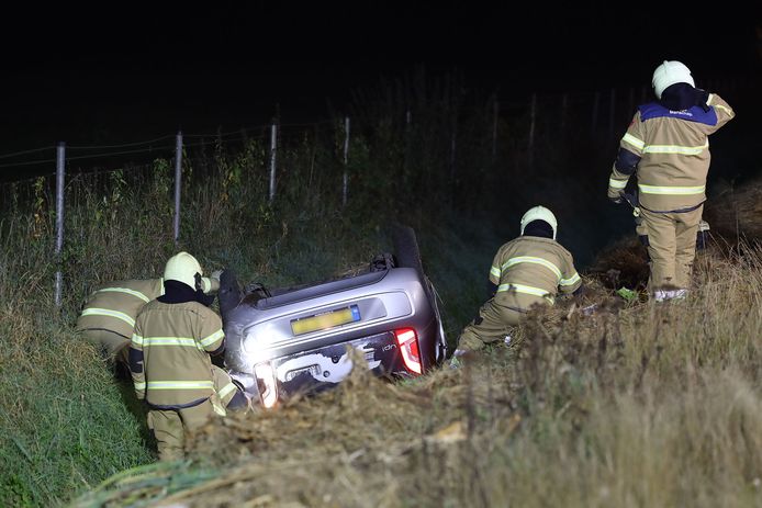 Auto belandt in sloot op A50 bij Schaijk.