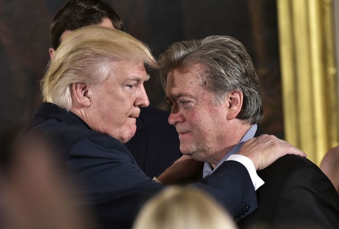 Toenmalig Amerikaans president Donald Trump (links) en zijn toenmalige adviseur Stephen Bannon in 2017.