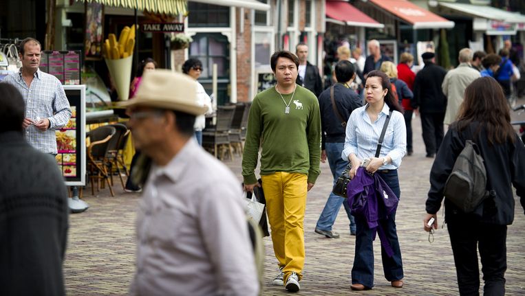 Toeristen bekijken de bezienswaardigheden op de dijk in Volendam. Beeld anp