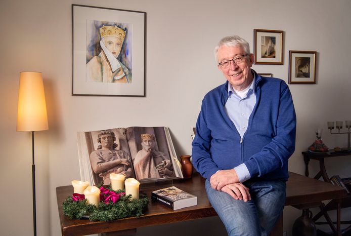 Gregor Dijkhuis bij een boek met werk van de Meister van Naumburg, de eerste beeldhouwer die in de 13de eeuw menselijke trekjes meegaf aan figuren.