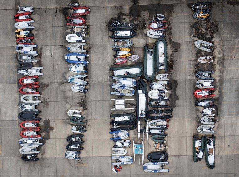 Dover: bootjes die door migranten zijn gebruikt om het Kanaal over te steken.  Beeld AFP