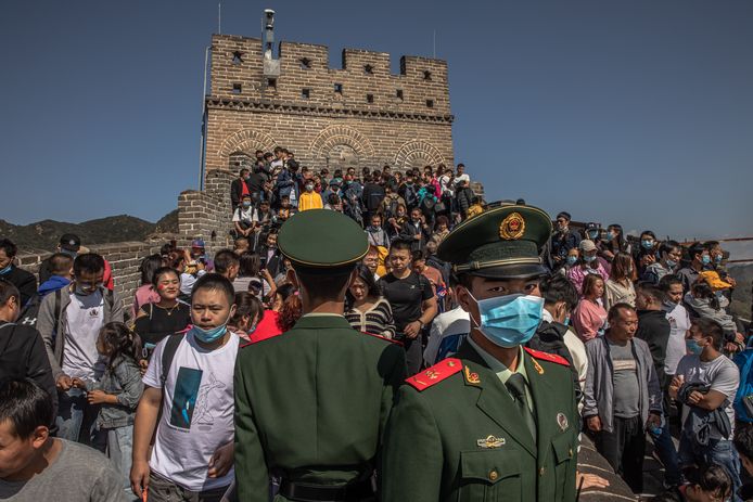 Toeristen aan de Chinese Muur in oktober 2021. Er werd nauwelijks afstand gehouden en sommige bezoekers droegen geen mondmasker.