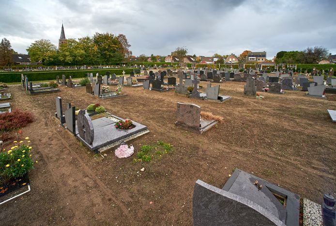 Op de begraafplaats in Berghem worden hoe langer hoe meer zerken geruimd.