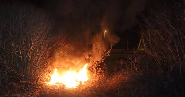 Alweer stapel autobanden in brand in Waardenburg | Bommelerwaard - BD.nl