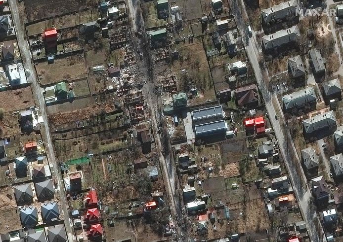 Rekaman udara dari perusahaan AS Maxar Technologies menunjukkan kendaraan militer dan rumah-rumah yang hancur di daerah pemukiman Bucha di Kyiv barat.