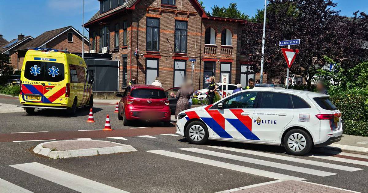 Fietser loopt letsel op bij aanrijding op rotonde.