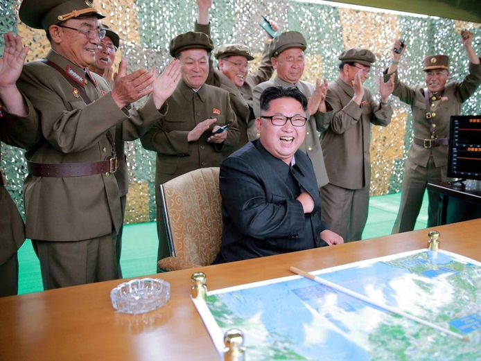 De Noord-Koreaanse leider Kim Jong-un tijdens een recente raketlancering.