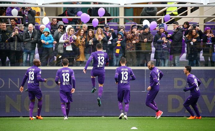 Alle spelers gingen de warming-up in met rugnummer 13, het nummer dat in wedstrijden nooit meer gedragen zal worden bij Fiorentina.