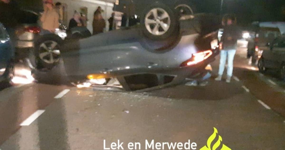Auto slaat over kop in Kinderdijk Rivierenland | bndestem.nl