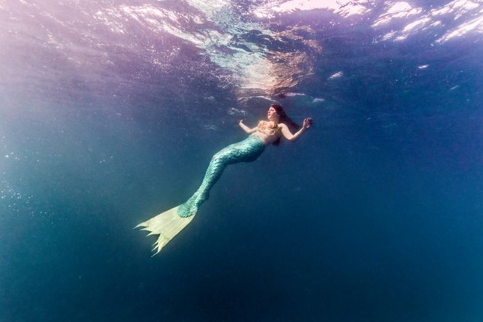 Lieke Knoops uit Antwerpen is een van de vijf Vlaamse zeemeerminnen in het boek van fotografe Elisa Maenhout. “Het is niet makkelijk om een zeemeermin te zijn."
