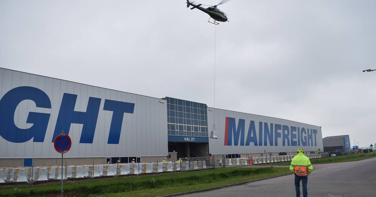 Heerlijk Meer dan wat dan ook Horzel Helikopter brengt honderden rollen dakbedekking aan op dak van bedrijf  Mainfreight | Montferland | gelderlander.nl