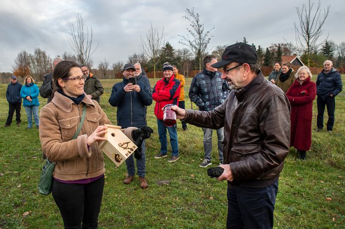 Officiële opening van Park d'n Steenakker met Sietske de Regt en Will van Riel, die haar in de bloemetjes zet met onder andere een vogelhuisje.