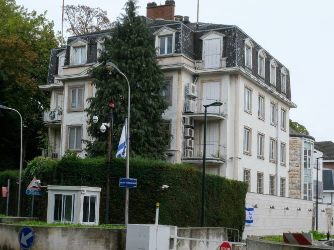 Pro-Palestijnse activisten blokkeren toegang tot Israëlische ambassade in Ukkel: “België moet stoppen met de collaboratie met Israël”