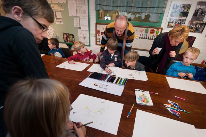 Kinderen maken op papier ontwerpen voor een carnavalswagen.