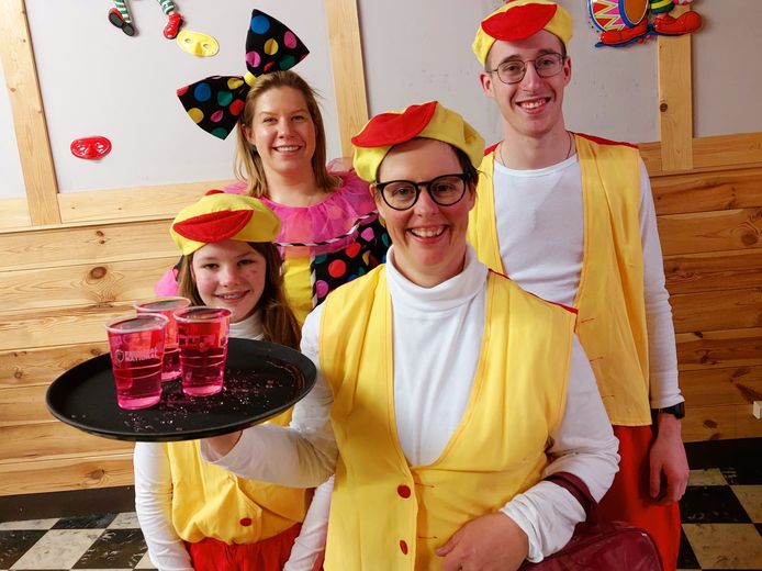 De ludieke kelnerkoers ‘Paaardong Gaaarçong’ trok ‘s avonds langs de Poperingse horeca.