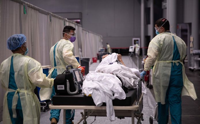 Een medisch team brengt een corona-patiënt naar een veldhospitaal in New York.